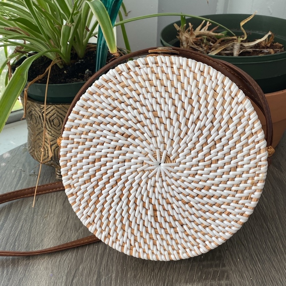 Round rattan structured bag